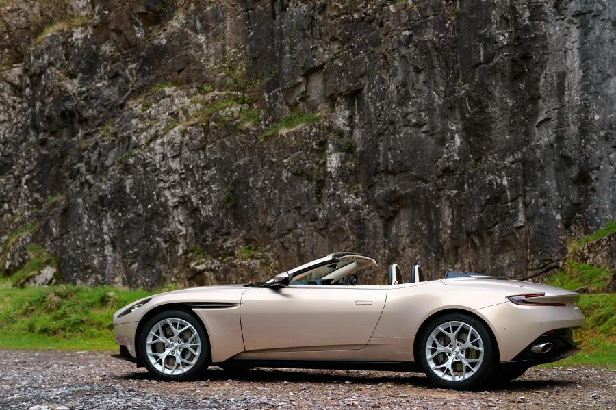  Aston Martin DB11 V8 Volante 2018 года  (UK) (фото 16 из 40)